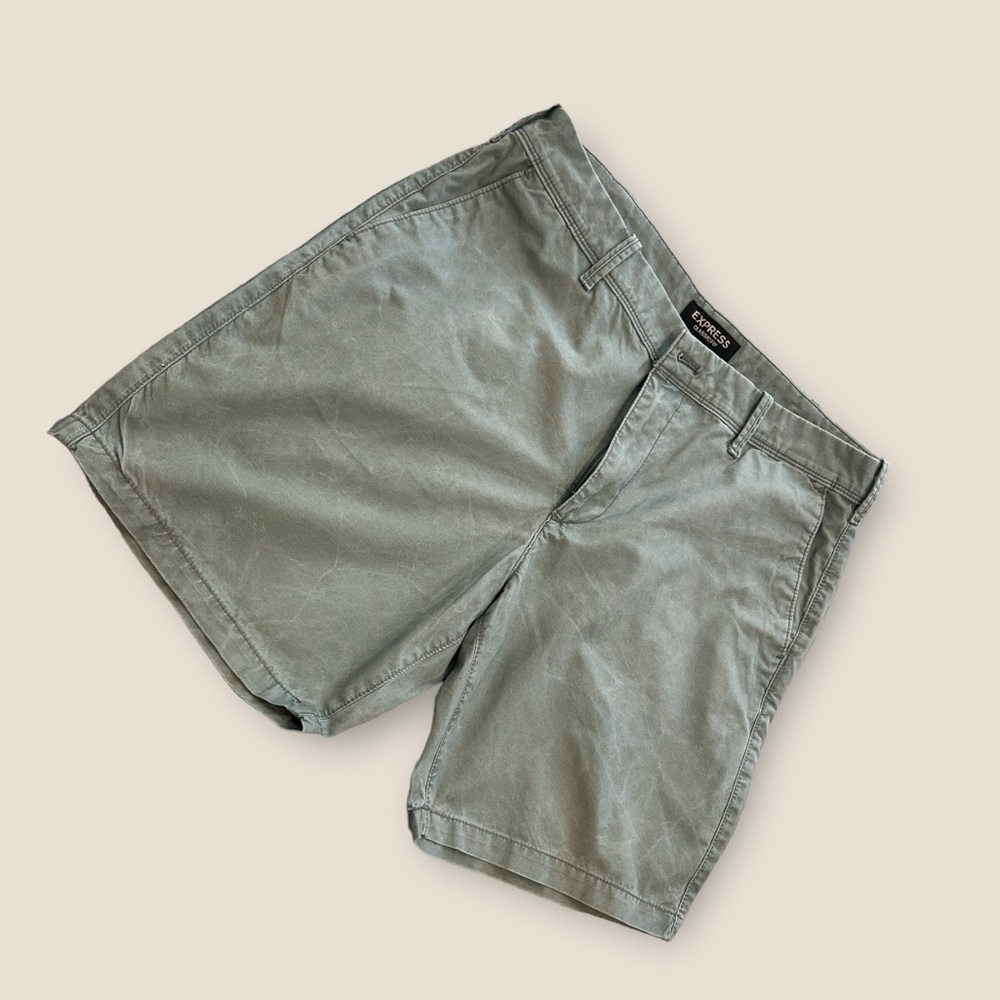 EXPRESS MENS CLASSIC FIT SHORTS. Light‎ army green size 34. 8 inch inseam